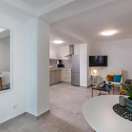 1 Bedroom Cozy In Apartment *