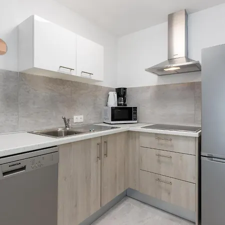 1 Bedroom Cozy In Apartment *